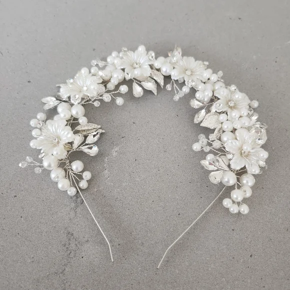 Elegant Pearl and Gold Floral Hair Accessory - Picture 7 of 7